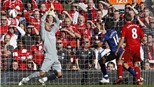 Chicharito giúp M.U thoát thua tại Anfield