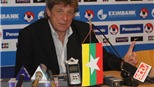 “Ghi bàn” trong phòng họp báo