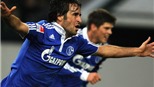Raul lập hat-trick, Schalke đè bẹp Bremen 5-0