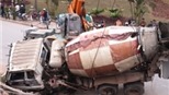 Xe bồn nổ lốp, đâm qua taluy lao xuống đường