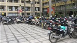 Người dân chật vật tìm chỗ gửi xe