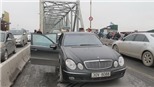 Xe Mercedes cháy trên cầu Chương Dương mang biển số giả