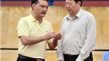 Trưởng giải lắng nghe tâm sự của Chủ tịch đội bóng ngay trên sân