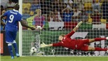 Đòi đá 11m, Balotelli chỉ Joe Hart hướng sút phạt