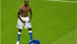 Màn ăn mừng cực dị của Balotelli tái hiện ở Nhật Bản
