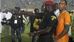 Bị CĐV Senegal tấn công, Drogba, Toure và Gervinho may mắn thoát chết 