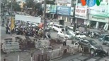 Xe bán tải rồ ga dúi 4 xe máy vào đường tàu