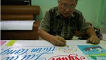 Vẽ báo tường, có một người vẫn đi ngược thời đại