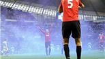 Chùm ảnh: Ăn mừng trước CĐV Man City, Ferdinand bị ném rách mặt