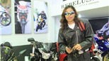 Cựu VĐV Vũ Bích Hường “ngầu” bên xe khủng