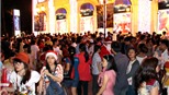 Người Sài Gòn chen chân đón Giáng sinh