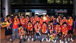Chùm ảnh : U19 Việt Nam trở về trong vòng tay các CĐV