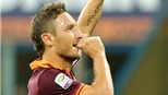 'Ném' Totti vào đâu, anh cũng đá hay