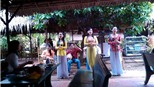 Họ đang vui như thế…