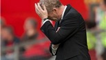 Cổ động viên Man City &#39;đá xoáy&#39; Man United và David Moyes
