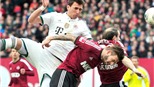 Mandzukic tỏa sáng, Lewandowski giải hạn