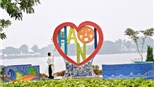 Chùm ảnh 'Trái tim Tình yêu Hà Nội' bên hồ Trúc Bạch
