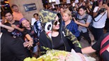 Rita Ora và nhóm nhạc Hàn Lucky J bất ngờ với fan Việt ở sân bay 