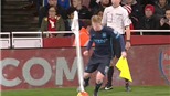 Hài hước pha đá phạt góc vụng về của Kevin De Bruyne