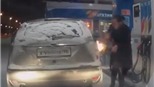 VIDEO không dành cho người yếu tim: Người phụ nữ bật lửa, soi bình xăng ô tô