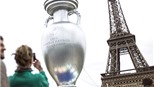Biến tấu cùng EURO: Paris, tôi hạnh phúc ở trong vòng tay bạn