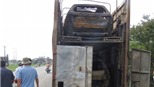 Rơ moóc xe đầu kéo bốc cháy, thiêu rụi 3 ô tô đời mới
