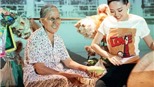 Tóc Tiên năn nỉ... bà bán hàng rong đóng MV 'Phụ nữ là để yêu'