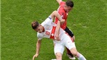 Anh của Granit Xhaka tức tối, ném chai nước vì bị thay ra 