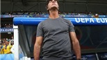 Thò tay vào quần đưa lên mũi ngửi & những hành động kỳ quặc của Joachim Loew