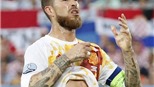 Ramos và De Gea bị 'NÉM ĐÁ' sau trận thua của Tây Ban Nha trước Croatia 