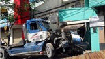 Container &#39;cày nát&#39; dải phân cách, đâm 2 người thương vong