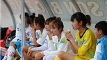 Cầu thủ gặm bánh mì chờ sân Thống Nhất hết ngập