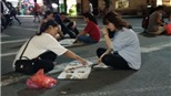 Phố đi bộ Hồ Gươm: Cơn mưa rào khiến ngày hoạt động đầu tiên phải &#39;giải tán&#39; sớm