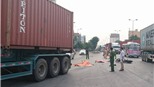 2 anh em ruột vừa đi đám tang về thì bị xe container cán chết