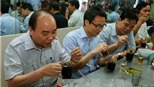 Thủ tướng Nguyễn Xuân Phúc làm 'thực khách' quán ăn đường phố