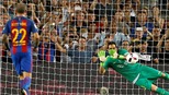 Barca đã đúng, Ter Stegen ăn đứt Bravo!