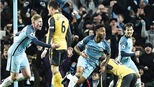 ĐIỂM NHẤN Man City 2-1 Arsenal: Walcott và cái duyên Man City. Pep thắng mà không cần sát thủ
