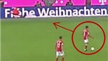 HÀI HƯỚC: 'Sao' Bayern chuyền bóng cho... ông già Noel ngay trên sân bóng