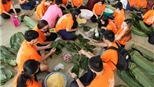Sinh viên TP. HCM gói 1.200 bánh chưng tặng người nghèo ăn Tết