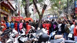 Hà Nội: Hàng trăm người xếp hàng mua vàng ngày vía Thần Tài
