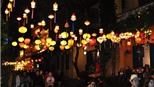 Thả hoa đăng, ngắm đèn lồng rực rỡ trong đêm Nguyên tiêu ở Hội An