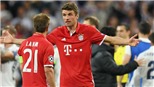 Thomas Mueller bức xúc vì '10 cầu thủ Bayern phải chống lại 14 người'
