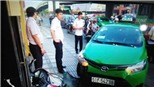 VIDEO: Xem lại pha bẻ lái hạ gục tên cướp của tài xế taxi Mai Linh