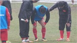 Công Phượng gặp chấn thương, U23 Việt Nam 'đội mưa' tập luyện