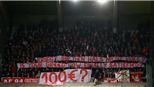 Bayern Munich đối mặt với án phạt của UEFA khi để CĐV ném tiền giả xuống sân