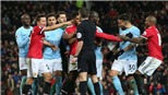 Cầu thủ M.U và Man City choảng nhau, Mourinho bị ném cả sữa và nước vào đầu