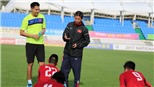 HLV Hoàng Anh Tuấn dễ tính, U20 Việt Nam cười thả ga với bài tập ném bóng
