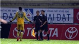 VPF 'treo' trọng tài bẻ còi trận Long An, trợ lý Park Hang Seo thích 'sao' U20 Việt Nam