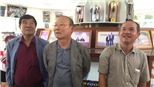 Ông Park tập làm quen với… phở Việt