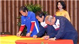 VIDEO: HLV Park Hang Seo và các cầu thủ U23 cùng ký tên lên Quốc kỳ khổng lồ ở Lũng Cú